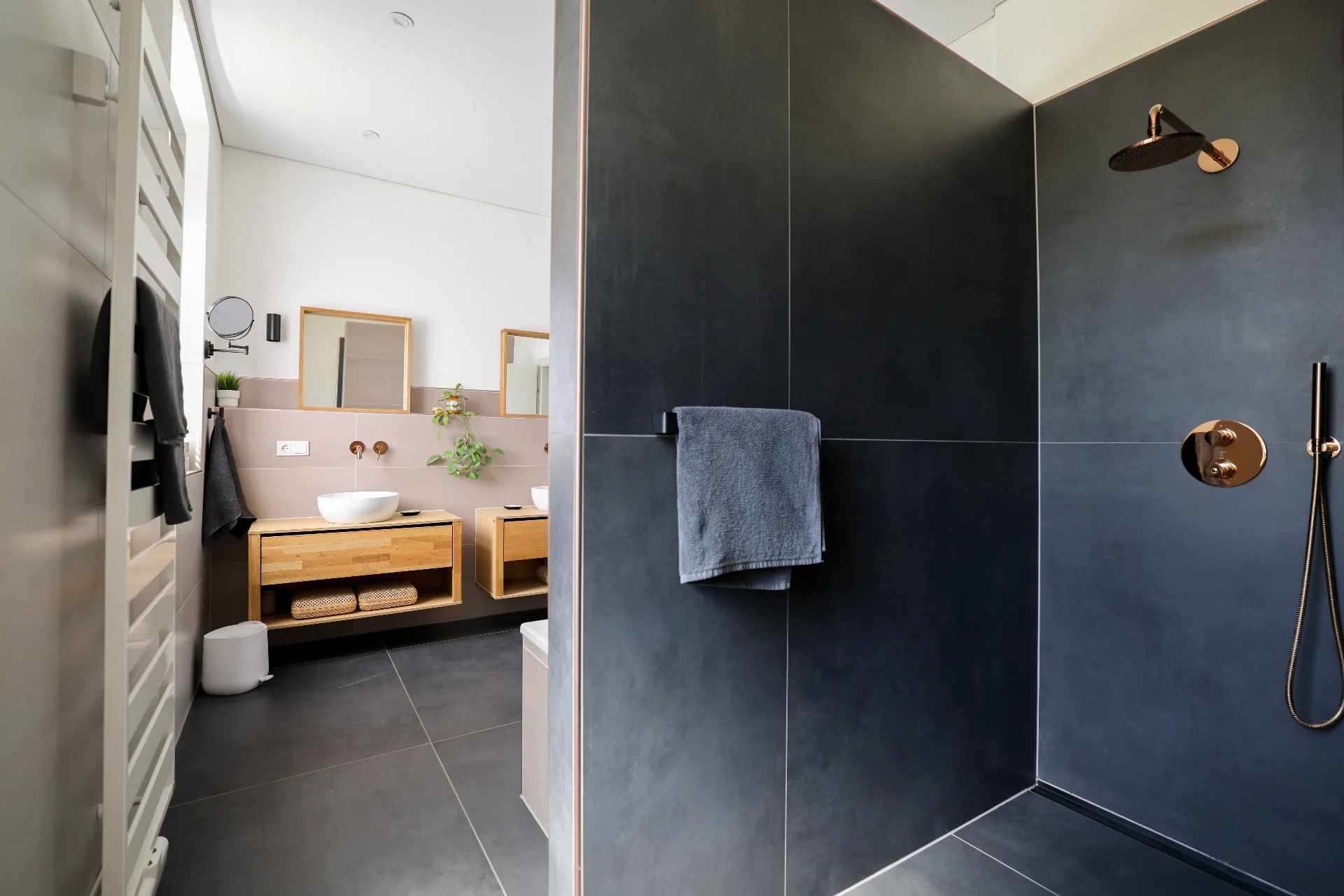 Modernes Designbad mit ebenerdiger Dusche