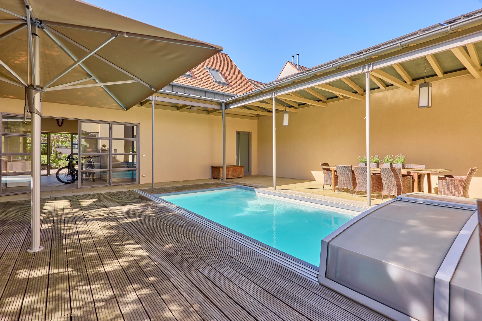 Geschützter Innenhof mit beheiztem Pool