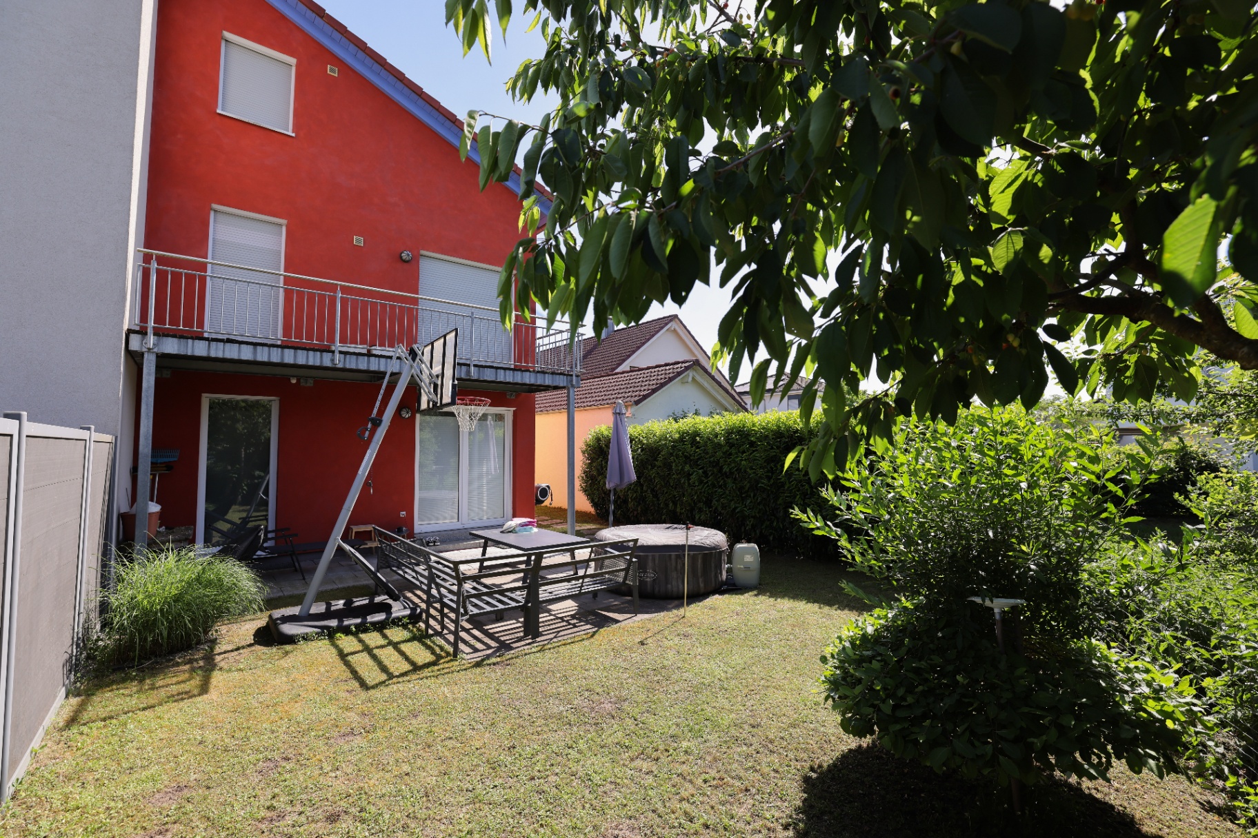Garten mit Terrasse und Balkon