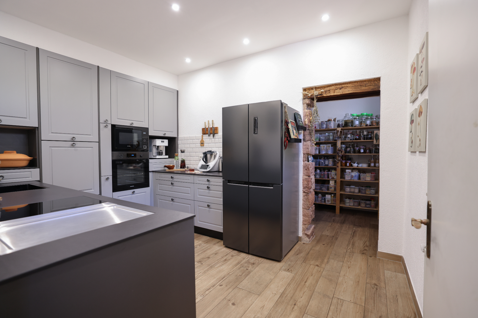 Moderne Küche mit Speisekammer